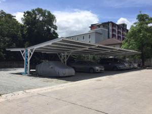 een luifel boven een parkeerplaats voor een gebouw bij Monta Apartment in Bangsaen