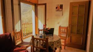 a room with a table with a laptop on a balcony at Casa Joan in Barruera