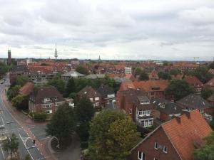 eine Luftansicht einer Stadt mit Häusern in der Unterkunft Ferienhaus Kluntje in Emden