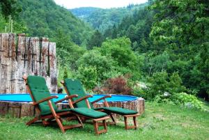 twee stoelen en een tafel in het gras bij Turistična kmetija Weiss in Miklavž pri Taboru