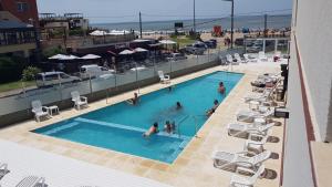 una vista aérea de una piscina con gente en ella en Atlantico Hotel en Villa Gesell