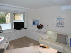 salon z kanapą i telewizorem w obiekcie Ferienwohnung Likedeeler w mieście Wyk auf Föhr