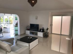 A television and/or entertainment centre at Villa Ola, Golf del Sur