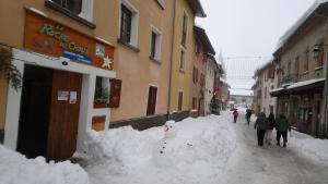 a snowman on the side of a street at La Roche du Croue in Aussois