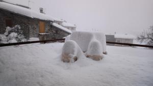 una pila de nieve sentada en la parte superior de un patio en La Roche du Croue, en Aussois