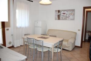 een keuken met een tafel en stoelen en een bank bij Boccaor in Paderno del Grappa