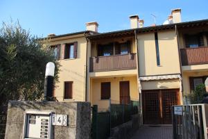 een huis met een straatbord ervoor bij Boccaor in Paderno del Grappa