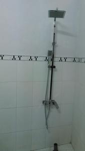 una ducha con cabezal de ducha en un baño en VKS Family Surfer House, en Phan Thiet
