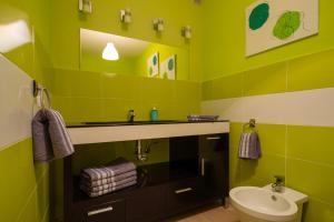 uma casa de banho verde com um lavatório e um WC em Piso Paraiso La Nea em Radazul