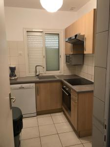 a small kitchen with a sink and a stove at Villa Romarin in Partinello