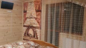 Habitación con chimenea en una pared de madera. en Guest House Stari Druzy en Slavske