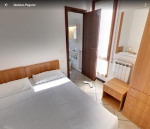 アレンツァーノにあるLocanda Vittoriaのベッドルーム(大型ベッド1台付)、バスルームが備わります。