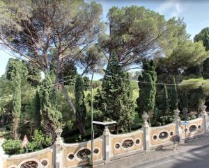 アレンツァーノにあるLocanda Vittoriaの木立公園前柵