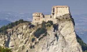 un castillo en la cima de una montaña en Nicoletta Spirito del Tibet, en San Leo