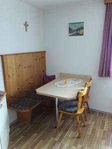 une petite chambre avec une table et deux chaises dans l'établissement Ferienwohnung Wolf, à Trins