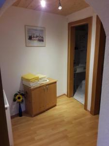 特林斯Ferienwohnung Wolf的一间设有书写的书桌的房间