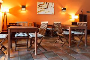 comedor con 2 mesas y sillas de madera en Hotel Calachica Las Negras, en Las Negras