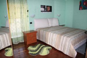 a small bedroom with a bed and a mirror at Bed&breakfast Sole&luna in Messina