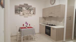 cocina pequeña con mesa y fogones horno superior en Monolocale turistico Valentini en Albano Laziale