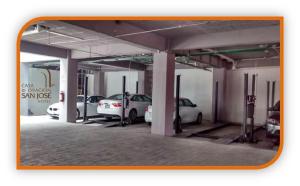 Un estacionamiento con coches estacionados en él en Hotel Casa de Oración San José, en Puebla