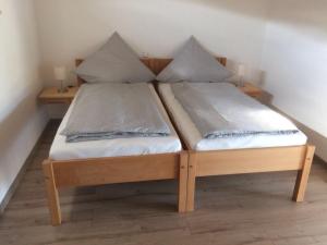 - 2 lits jumeaux dans une chambre avec 2 lampes dans l'établissement Die Pfalzherberge, à Waldfischbach-Burgalben
