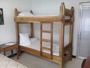 Dviaukštė lova arba lovos apgyvendinimo įstaigoje Hostel Quintonido