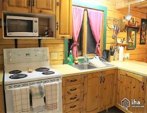 uma cozinha com um fogão e um lavatório em The Gingerbread Cabin em Jasper