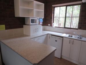 
A kitchen or kitchenette at Tocumwal Golf Resort
