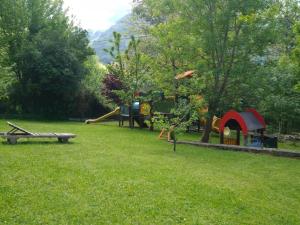 a yard with a park with a playground and a bench at Apartamento Atari in San Martín