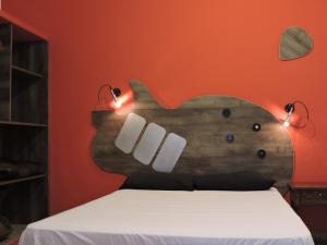 Un pat sau paturi într-o cameră la Carrusel Art-Hostel