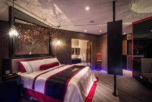 ein Schlafzimmer mit einem großen Bett in einem Zimmer in der Unterkunft Forbidden City Motel in Taichung