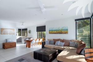 ein Wohnzimmer mit einem Sofa und einem Tisch in der Unterkunft Boom 8 Boomerang Beach in Blueys Beach