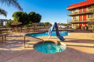 Бассейн в Travelers Inn - Phoenix или поблизости