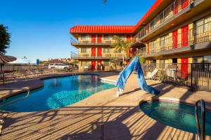 Бассейн в Travelers Inn - Phoenix или поблизости