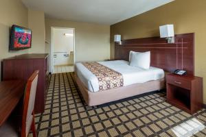 Кровать или кровати в номере Travelers Inn - Phoenix