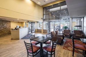 Гостиная зона в Travelers Inn - Phoenix