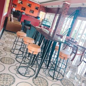 un bar con taburetes en medio de una habitación en Revayah Hotels en Ruteng