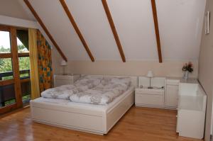 een slaapkamer met een wit bed in een kamer bij Reykjavik Peace Center Guesthouse in Reykjavík