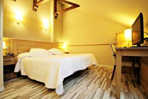 Cama o camas de una habitación en Hotel Alda A Boira