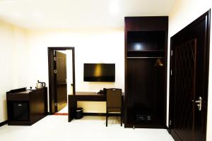 Cette chambre d'hôtel dispose d'un bureau et d'une télévision. dans l'établissement Jing Pin Hotel, à Koror