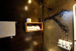 y baño con estante, toallas y artículos de aseo. en Daemyung Guesthouse, en Jeonju
