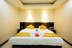 Ένα ή περισσότερα κρεβάτια σε δωμάτιο στο Jing Pin Hotel