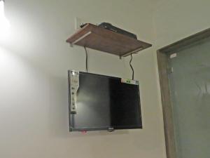 TV i/ili multimedijalni sistem u objektu Hotel Rangoli