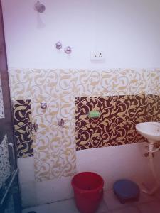 uma casa de banho com um lavatório, um WC e um chuveiro em Hotel Blue Heaven em Fatehpur Sīkri