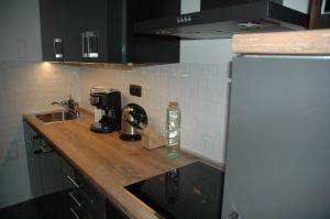 ザグレブにあるApartman E5のキッチン(木製のカウンタートップ、シンク付)