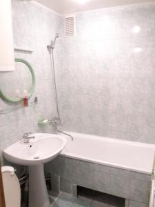 uma casa de banho com um lavatório, uma banheira e um WC. em Апартаменты в центре em Cherkasy