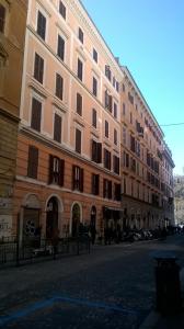 ローマにあるB&B&Courtesyの通り側の大ピンクの建物
