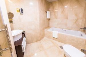 Bilik mandi di TIME Rako Hotel