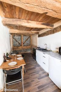 パッシーにあるChalet Worldsareus, Mont Blancの木製の天井と木製テーブル付きのキッチン