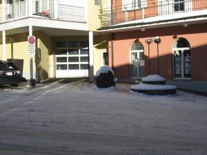 アローザにあるHaus Sunnaplatzの建物前の雪屋根付き駐車場